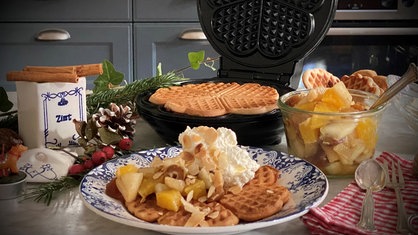 Weihnachtswaffeln zu Birnen-Orangensalat