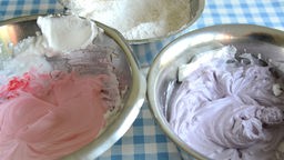 Himbeer-Macarons, Zubereitung, Rührschüsseln mit verschiedenfarbiger Teigmasse