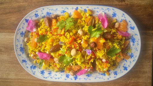 Bunter Curryreissalat mit Gemüse und Früchten