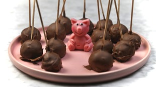 Cake Pops aus Weihnachtsplätzchen und Schokofiguren