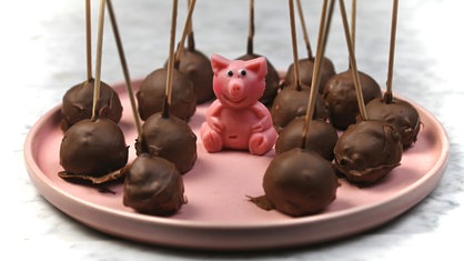 Cake Pops aus Weihnachtsplätzchen und Schokofiguren