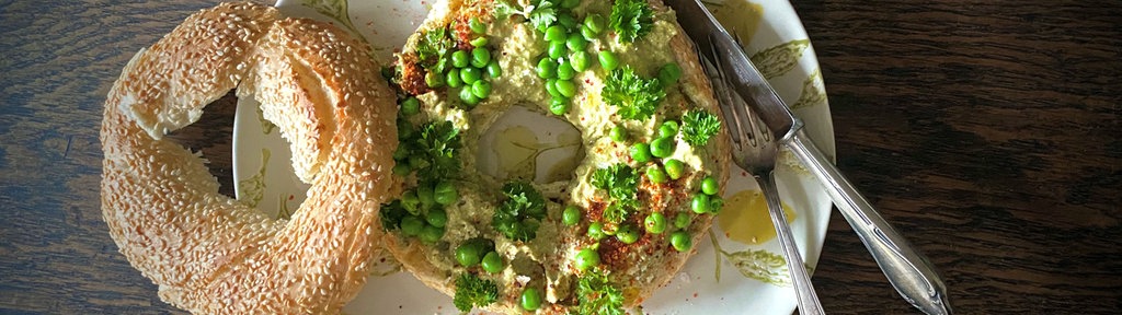 Herzhafte Erbsencreme auf Röstbrot