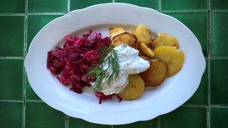 Rote-Bete-Salat mit Matjes und Bratkartoffeln