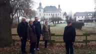 Zwei Generationen der Eigentümerfamilie Recken und Heimatforscher Heinz-Josef Köhler vor Haus Neersdonk 