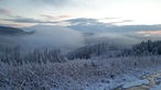 Blick auf eine verschneite Winterlandschaft beim Hohen Knochen im Schmallenberger Sauerland