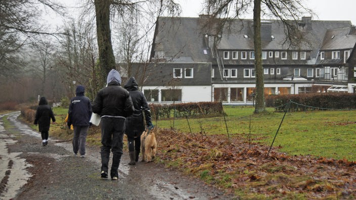 Die Teilnehmer des Achtsamkeits-Spaziergangs rund um den Hohen Knochen im Sauerland