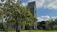 Die Windrather Kapelle aus Bruchstein und mit einem verschiefertem Turm.