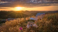 Eine Bank vor dem Sonnenuntergang