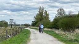 Zwei Radfahrer auf einem Radweg in der Radreiseregion Hellwegbörde