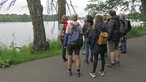 Wandergruppe am Seeufer des Essener Baldeneysees