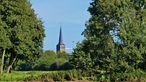 Ein Blick auf die Kirche in Wachtendonk von der Burgruine aus.