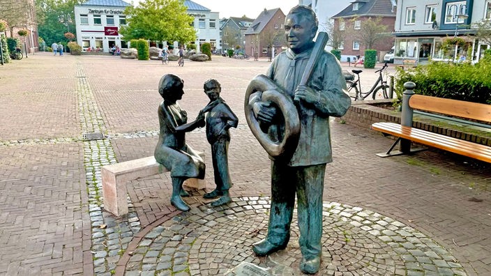 Statue in Kirchhellen: "Brezelbruder" mit Tochter und Enkelsohn