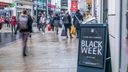 Black Week Schild auf einer Einkaufsstraße
