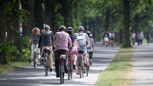 Eine Gruppe Fahrradfahrer fährt durch Hannover