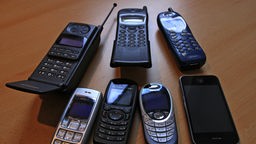 Alte Handys und Smartphone