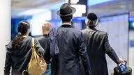 Passagiere aus Tel Aviv kommen in Frankfurter Flughafen an
