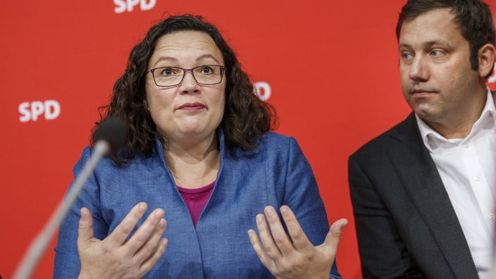 Andrea Nahles (l), SPD Vorsitzende, und Lars Klingbeil, SPD Generalsekretär, zu Beginn der Sitzung der Parteivorstandes im Willy- Brandt-Haus. Die SPD erreichte bei der Landtagswahl in Bayern ein Ergebnis von 9,7 Prozent.