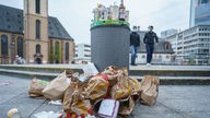 Überfüllter Mülleimer mit McDonals Verpackungen in einer Stadt