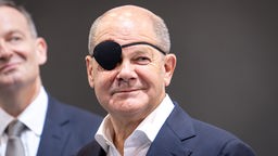 Olaf Scholz trägt nach einem Sportunfall eine Augenklappe
