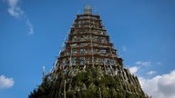 Der weltweit größte Weihnachtsbaum in Dortmund wird aufgebaut