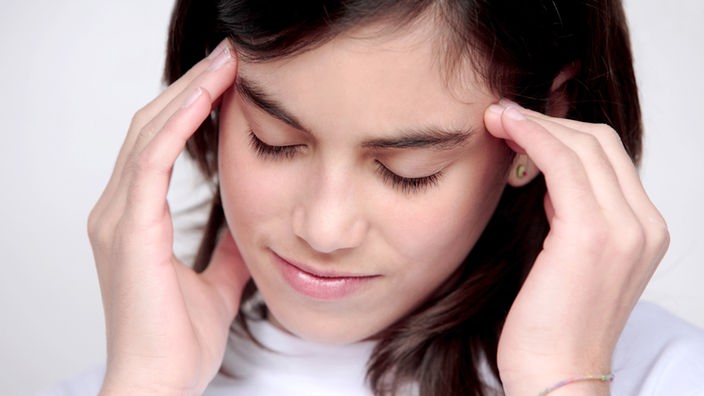 Ein Teenagermädchen mit Kopfschmerzen