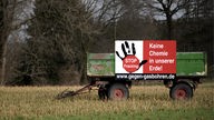 Anti-Fracking Plakat an Erntewagen; Rechte: dapd/Hartmann