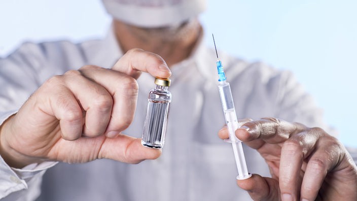 Arzt hält Botox Spritze in der Hand
