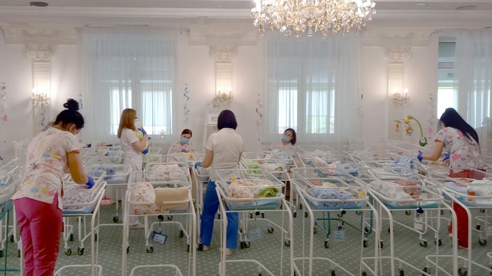 In der Ukraine warten Leihmutterbabys wegen der im Zuge der Coronavirus-Quarantäne geschlossenen Grenzen auf die Abholung durch ihre ausländischen biologischen Eltern.