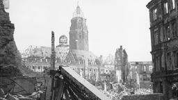 Das Motiv des bekannten Fotografen Richard Peter sen. zeigt den Blick von Südwesten zur Ruine des Neuen Rathauses in Dresden