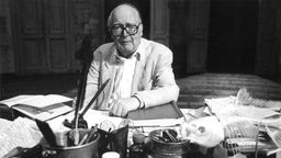  Friedrich Dürrenmatt (1921-1990) an seinem Schreibtisch.