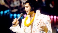 Elvis Presley bei seinem Konzert "Aloha from Hawaii" in Honolulu mit einer Blumenkette um den Hals