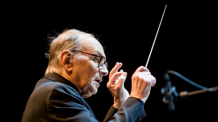 Enno Morricone dirigiert ein Konzert in Ungarn.