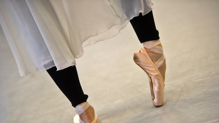 Füße und Beine einer Tänzerin in Pose