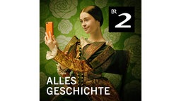 Podcastcover "Alles Geschichte". Zu sehen ist eine Frau in historischem Kostüm, die ein Selfie macht.