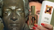 Zwischen der Bronzebüste Heinrich Heines und der Schachtel des Parfüms hält eine Museumsmitarbeiterin die Parfümflasche in die Kamera.