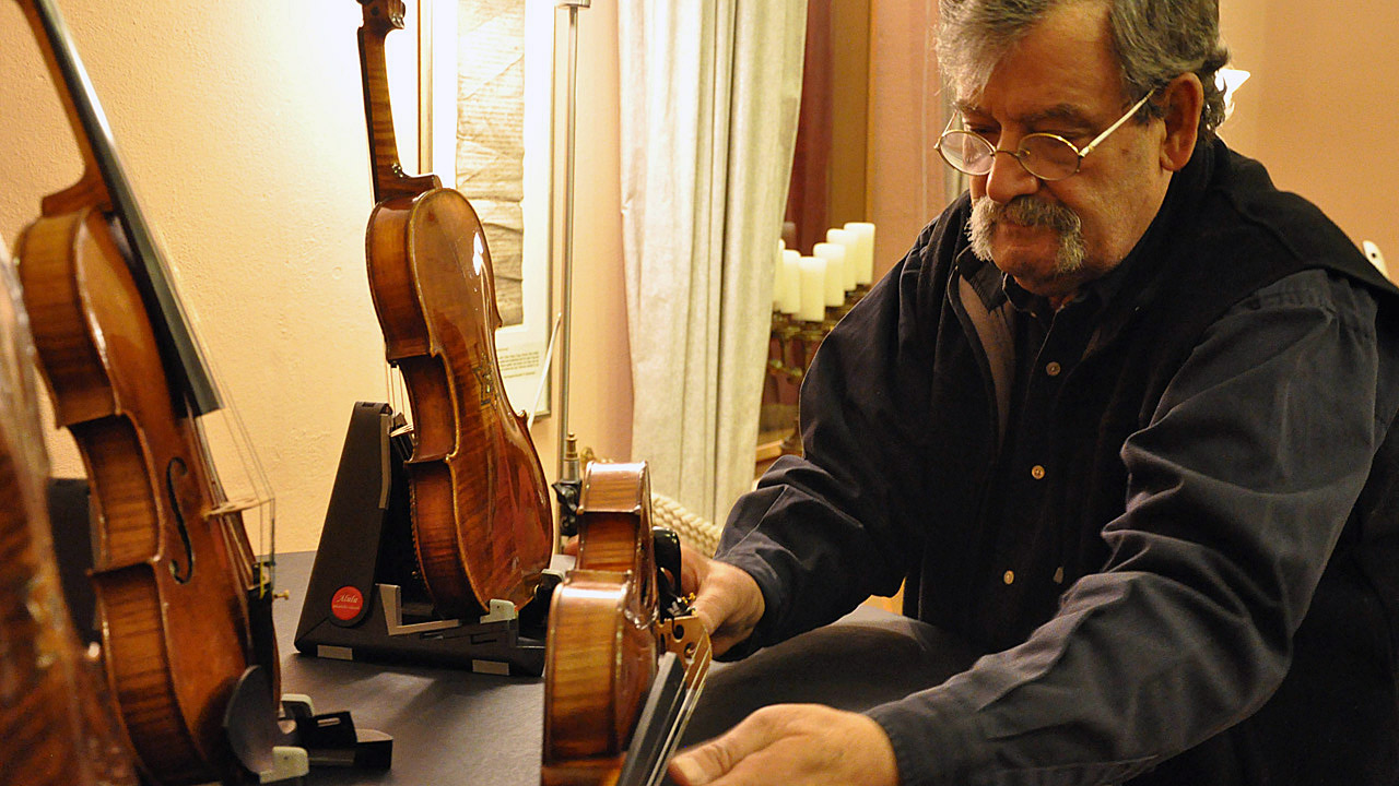 Synagoge Ahrweiler: Amnon Weinstein stellt für das Publikum die Geigen aus