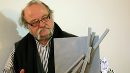 Gerhard Losemann vor einem Modellentwurf des Mahnmals