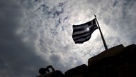 Eine griechische Flagge weht auf der Akropolis in Athen