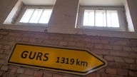 Die Nachbildung eines Ortsschildes mit der Aufschrift «Gurs» als Erinnerung an das Konzentrationslager im französischen Gurs
