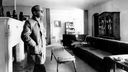 Der Autor Truman Capote steht im Wohnzimmer der 1959 in Kansas ermordeten Familie aus seinem Roman "In Cold Blood"
