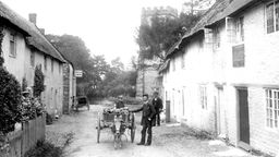 Man mit Pferdekutsche steht vor der Kirche in der gemeinde Hawkchurch, England, 1892