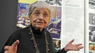 Zeitzeugin Hedy Epstein aus USA steht am Samstag (20.11.2010) im "Memorium Nürnberger Prozesse" in Nürnberg