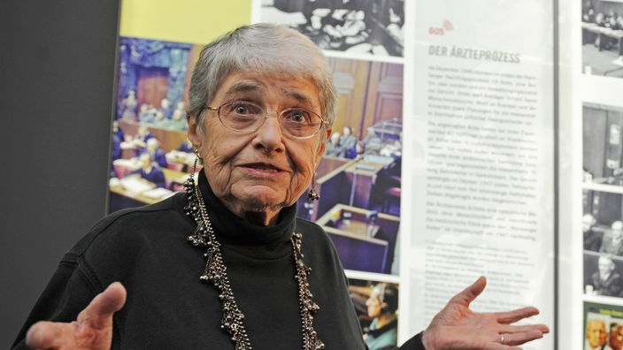 Zeitzeugin Hedy Epstein aus USA steht am Samstag (20.11.2010) im "Memorium Nürnberger Prozesse" in Nürnberg