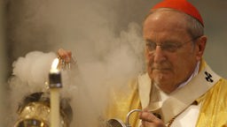 Kardinal Joachim Meisner zelebriert in Köln das Hochamt