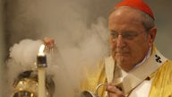 Kardinal Joachim Meisner zelebriert in Köln das Hochamt