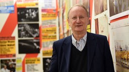 Klaus Staeck, Präsident der Akademie der Künste, steht am 17.03.2015 in der Akademie der Künste in Berlin in der Ausstellung "Kunst für Alle"
