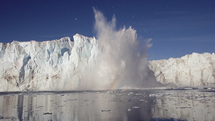 Herabstürzende Eisbergbrocken auf Grönland 