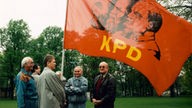 KPD Mitglieder halten ihre Fahne hoch