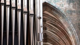 Orgelpfeifen und Bögen eines Kirchgangs