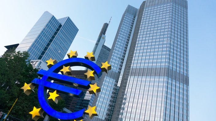 Euro-Skulptur am Willy-Brandt-Platz vor EZB in Frankfurt am Main 